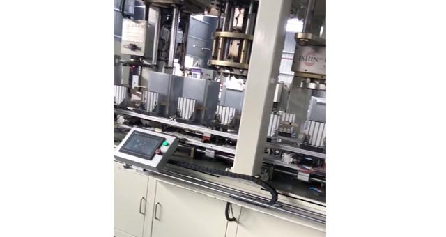 漲筋在桶單面的正中間，不歪斜