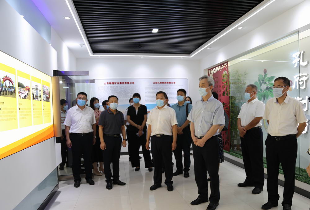 國(guó)家藥監(jiān)局藥品審評(píng)中心主任孔繁圃到裕隆集團(tuán)孔府制藥調(diào)研指導(dǎo)工作